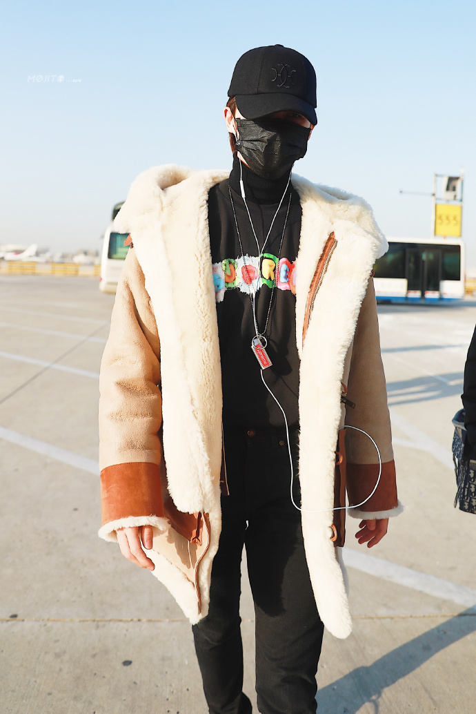 朱正廷北京飞海口 这是下飞机脱大袄子的节奏