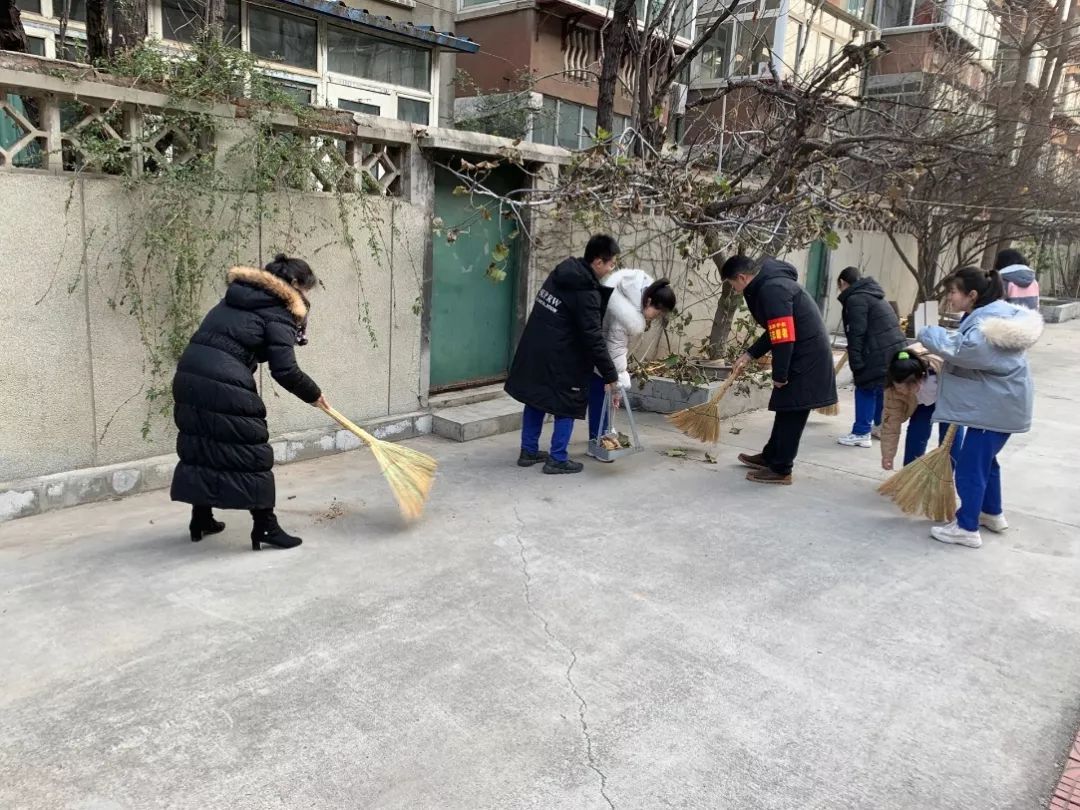 劳动最美丽,家长和学生一起参与校园卫生清扫!