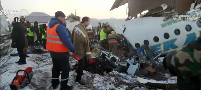 突发！一架载有100人客机下坠后扎进楼房坠毁导致9人死亡