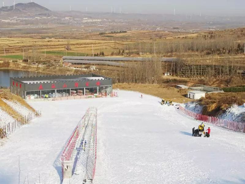 夹谷山滑雪场激情滑雪