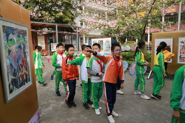 番禺|大石这所小学的油伞长廊美呆了,这些作品居然全出自学生之手