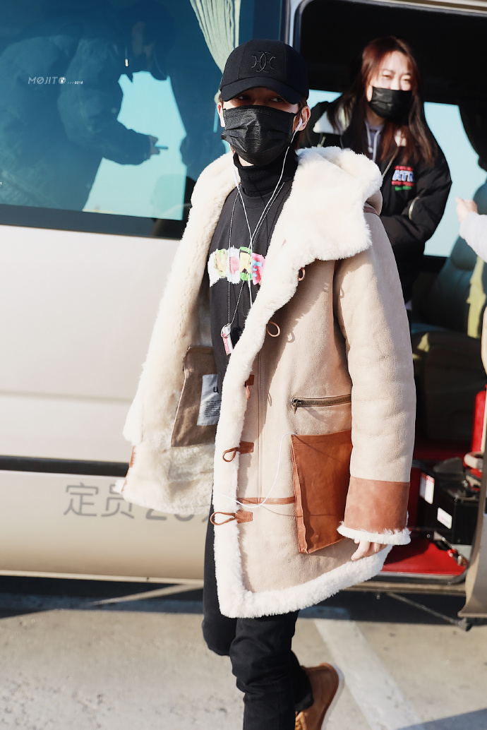 朱正廷北京飞海口 这是下飞机脱大袄子的节奏