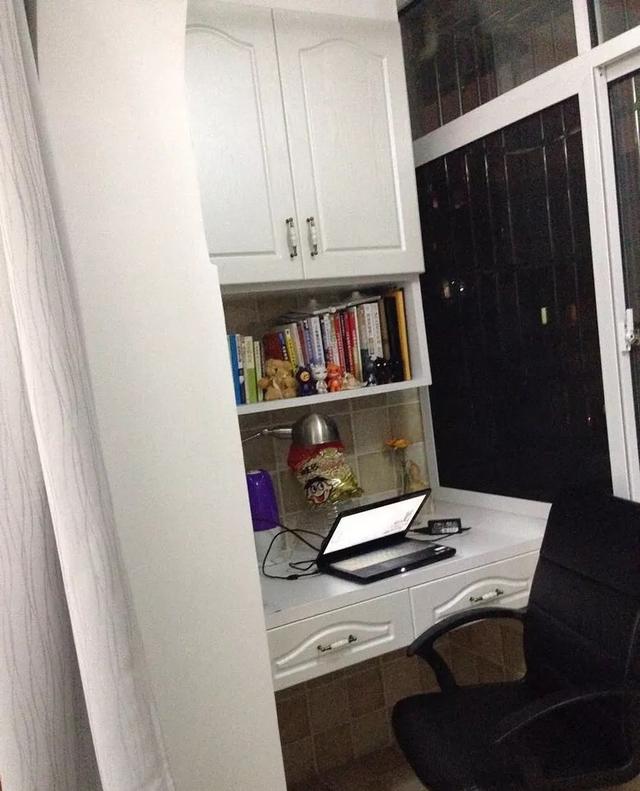 阳台 打了书柜和书桌,设计成了一个工作学习的区域,这么小的房子也能