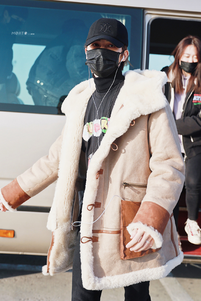 朱正廷北京飞海口 这是下飞机脱大袄子的节奏