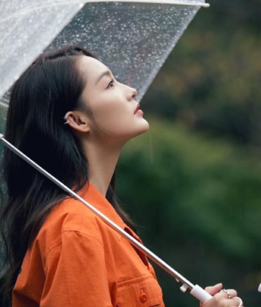 上帝是公平的, 给了李沁高颜值, 当看到她的手: