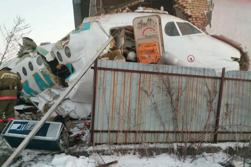 哈萨克斯坦载100人客机坠毁，至少7死
