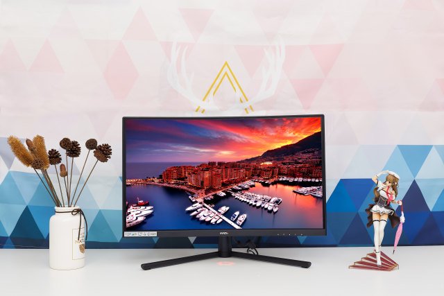 小屏控的新欢喜?24寸曲面电竞屏带来非凡体验