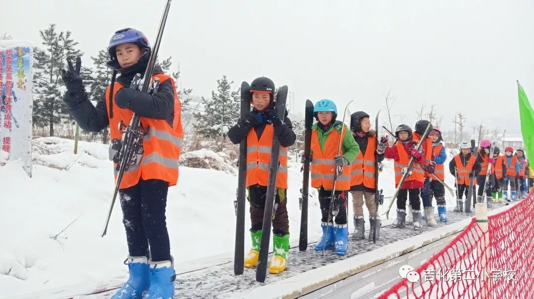 2019年12月25日,吉化第二小学校500余名师生再次欢聚在鸣山绿洲滑雪场