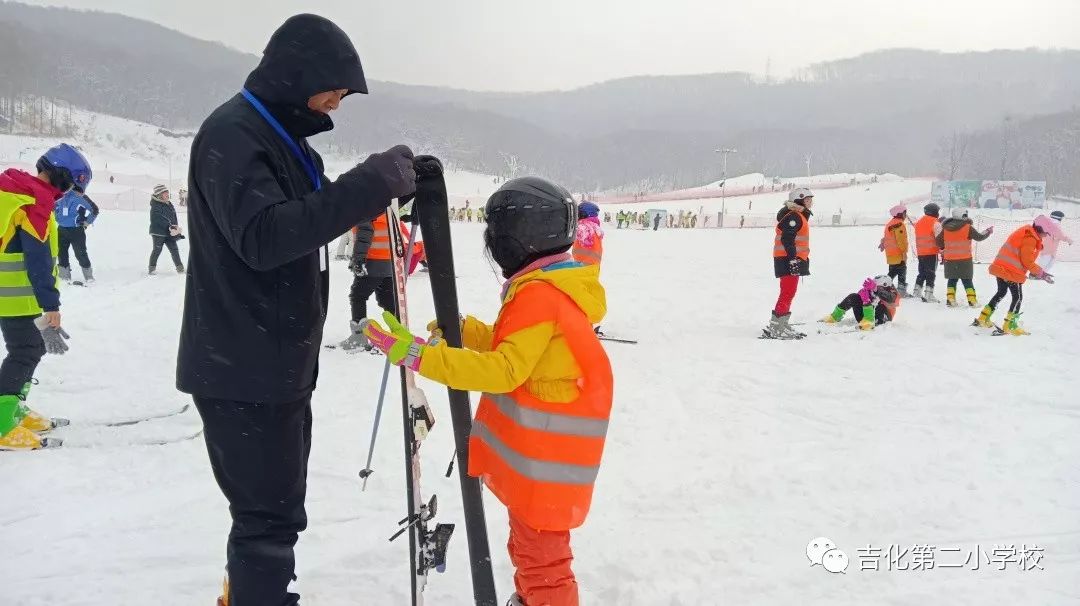 2019年12月25日,吉化第二小学校500余名师生再次欢聚在鸣山绿洲滑雪场