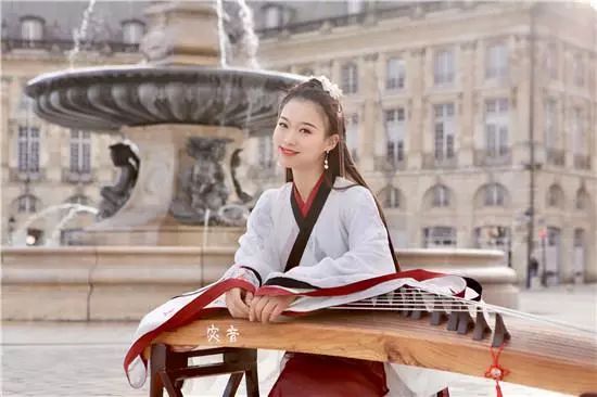 90后汉服美女弹古筝,在国外爆火,外国人惊呼:中国传统文化真美!