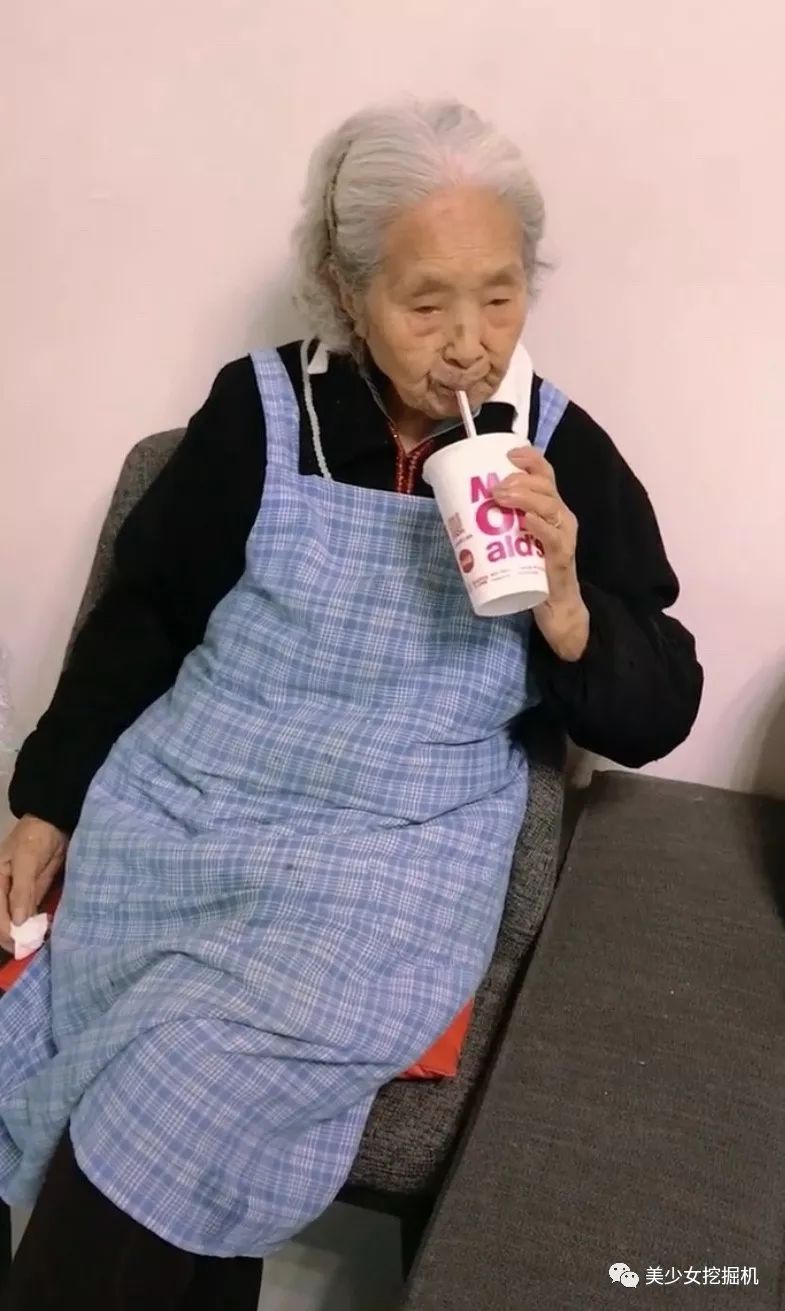 撒娇蹦迪撸串样样精通,钟爱快乐肥宅水,99岁老人被孙女宠成少女_奶奶