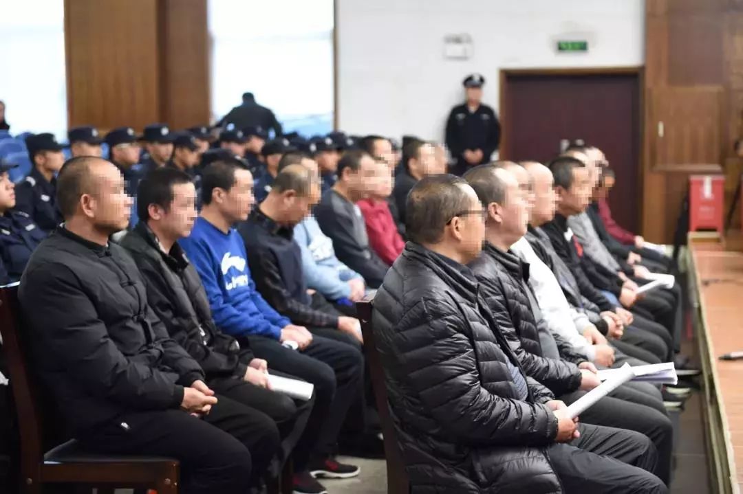 虚报选票,发放误工费等方式欺骗群众,逐步操控三宝街道兴龙村委会的