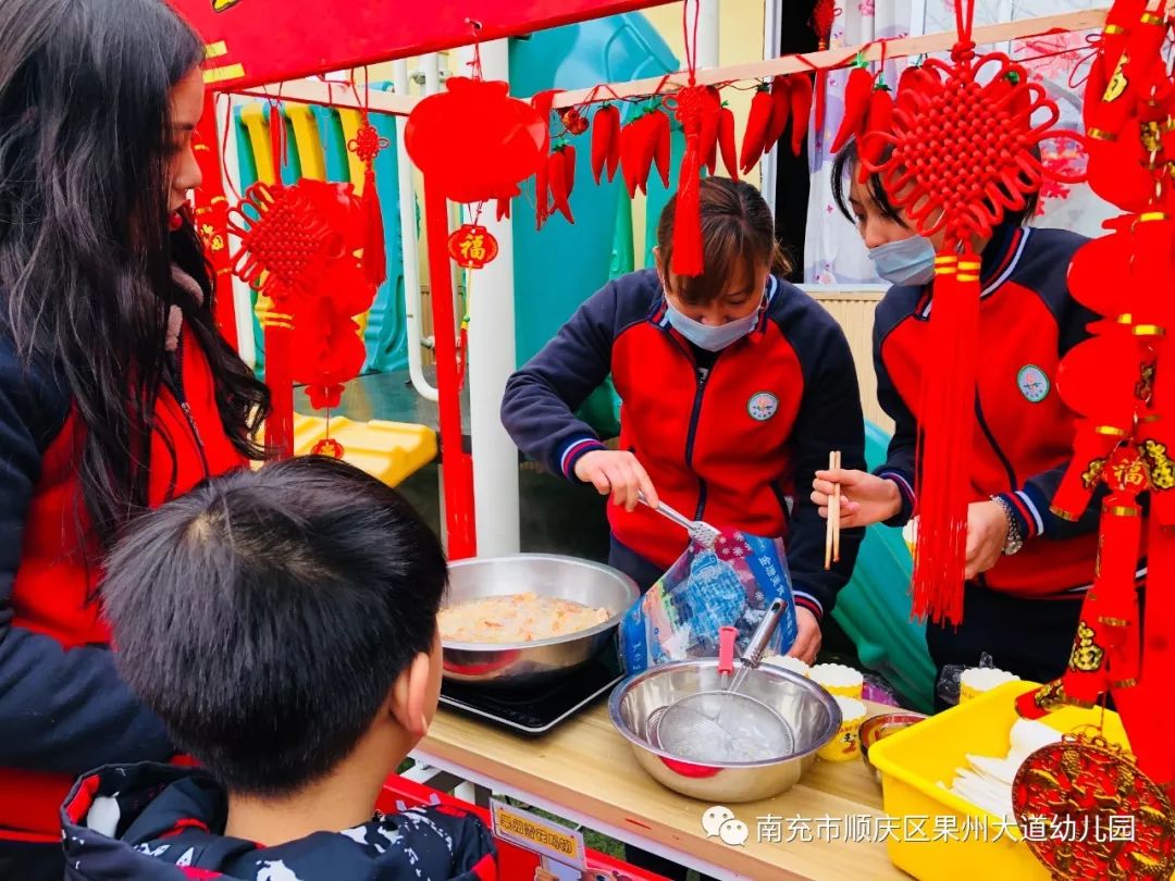 瞧,她们把庙会搬进了幼儿园——果州大道幼儿园元旦喜