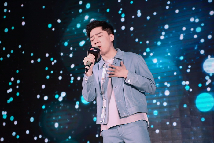 张磊获年度最佳男歌手倾情演绎温暖迎接2020