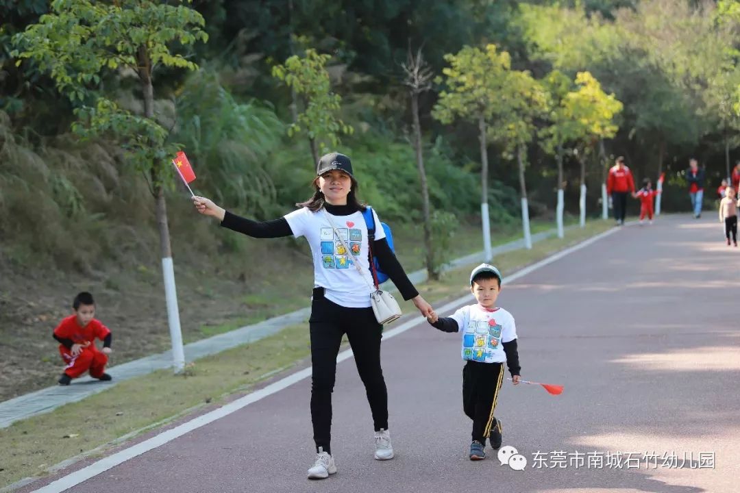 就要到终点了!奖牌奖牌我来啦!亲子徒步,是锻炼,是历练,更是成长.