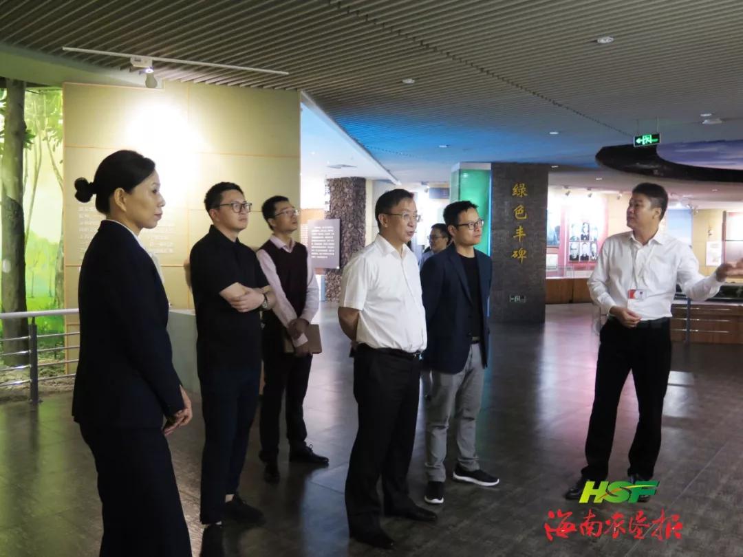 郭昭平一行参观海南农垦博物馆.