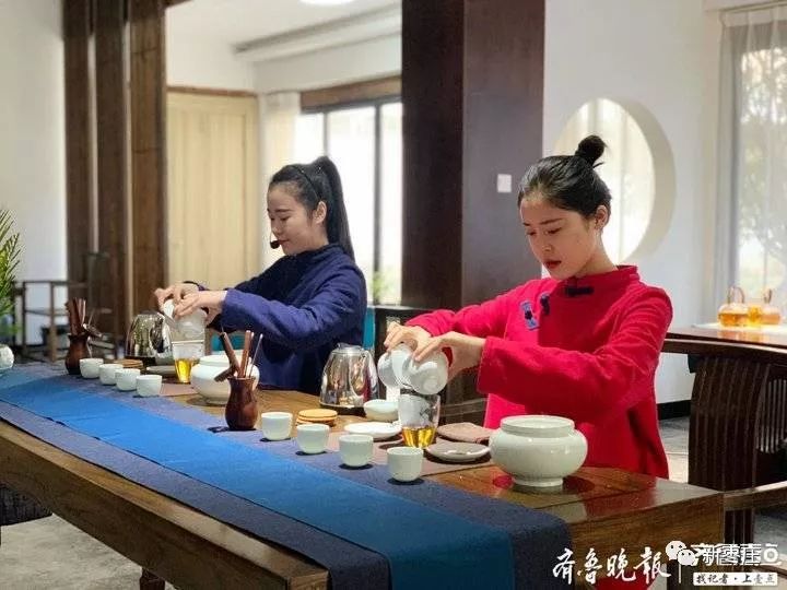 ( 舍得茶馆茶艺师的红茶茶艺表演)