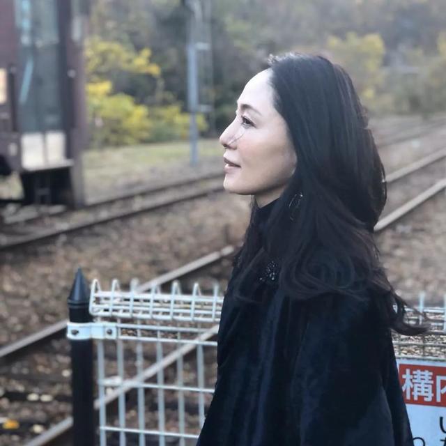 怎么样让自己变得年轻漂亮 edf3cf1ef4dd457b82a0fd6c17cd0d40.jpeg