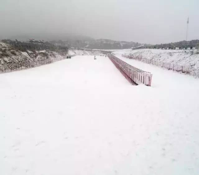 这个滑雪季 带上父母,带上孩子 来夹谷山滑雪场 过一个不一样的冬天