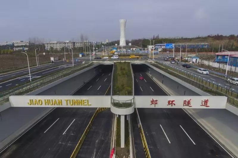 西起浦西富锦路牡丹江路路口东侧,穿越长江和黄浦江后止于浦东s20外环