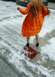 搞笑GIF图：美女第一次见雪太高兴吗，穿个裙子就在外面玩雪，大爷都看傻了_女儿