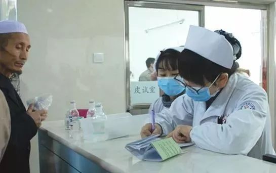 像这种"拼命三郎"式的工作状态,已经是这里的常态,也是医务人员对"