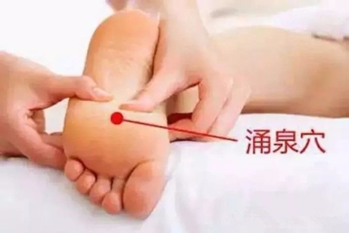 肾为人之「先天之本」,健康的体魄有赖于充盈的肾气来维持,足心是肾经