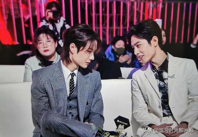 星光大赏王一博肖战同框两人一起获得年度人气演员奖激动