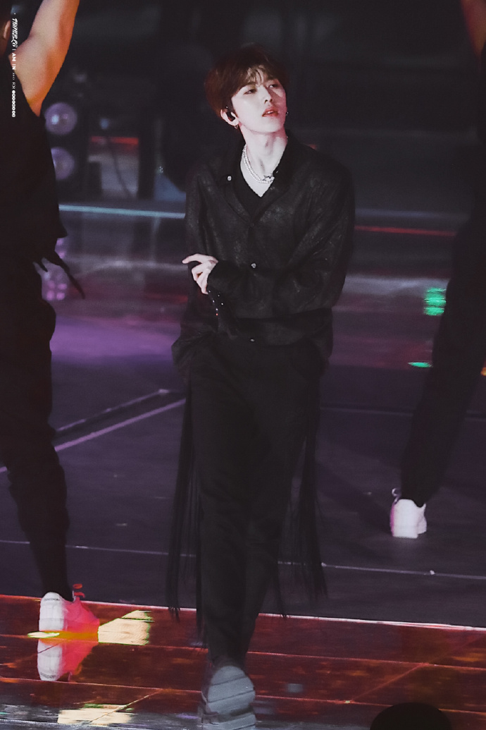 蔡徐坤带来《重生》舞蹈首秀 迷幻电音带感十