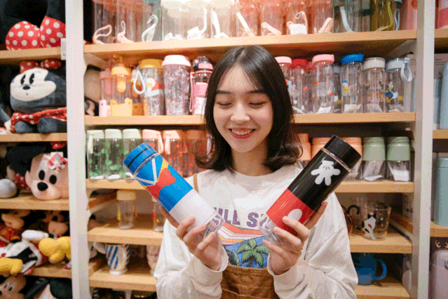 女孩子当然喝水都要可可爱爱