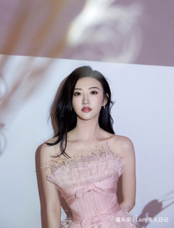 景甜是芭莎夜隐藏的仙女,穿着粉色麦穗裙灵动