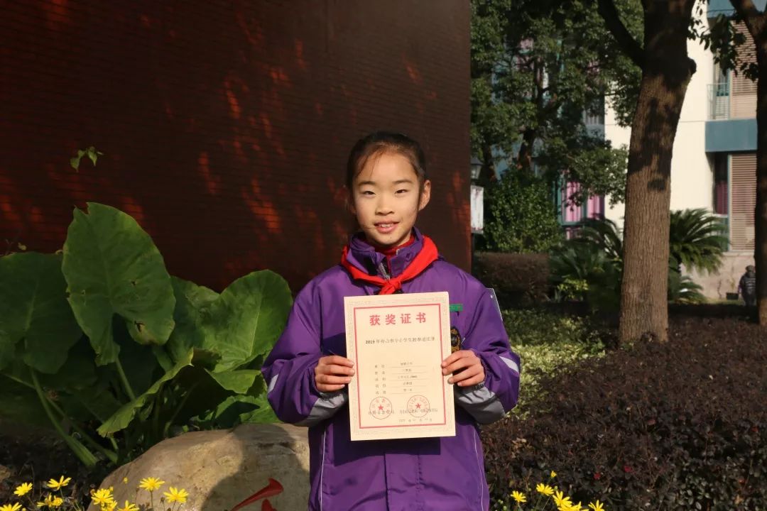 3四4班胡鸣雨2一6班曾恬馨1第一名【获奖同学风采】赛场上,我校的小