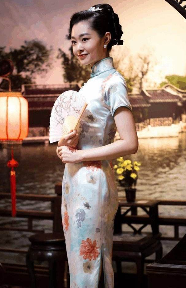 古装和旗袍秀,总感觉宋轶就是一个古典美女了,其实宋轶的现代私服穿搭