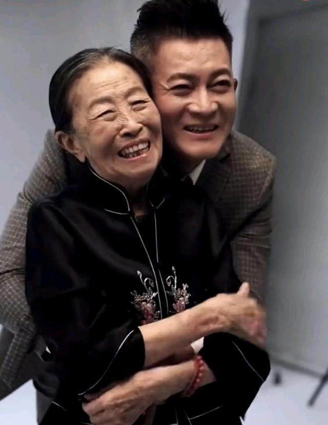 期间杨志刚时而亲吻张少华,虽然是干妈和干儿子的关系,但宛如母子,让