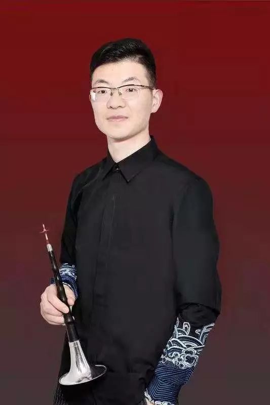 李帅帅2011 年考入江苏师范大学音乐学院,2012 年跟随中国著名唢呐演奏家刘