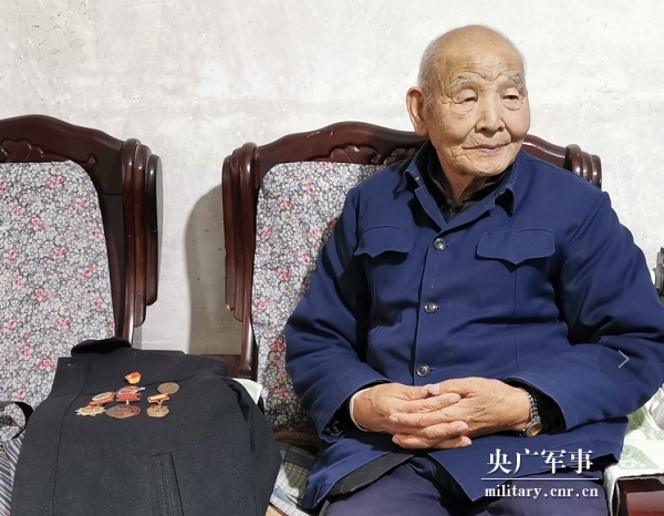 90岁特等功臣郑土旺:深藏功名64年,曾上战场九死一生