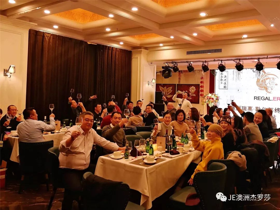 【晚宴进行中 品鉴会现场座无虚席,近几年澳洲葡萄酒越来越受到中国