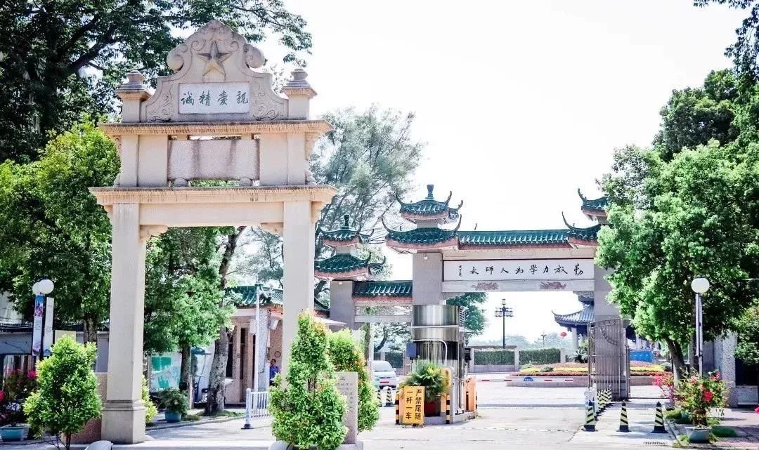 韩山师范学院本部位于潮州市湘桥区东山路,坐落在韩江边上,依山傍水