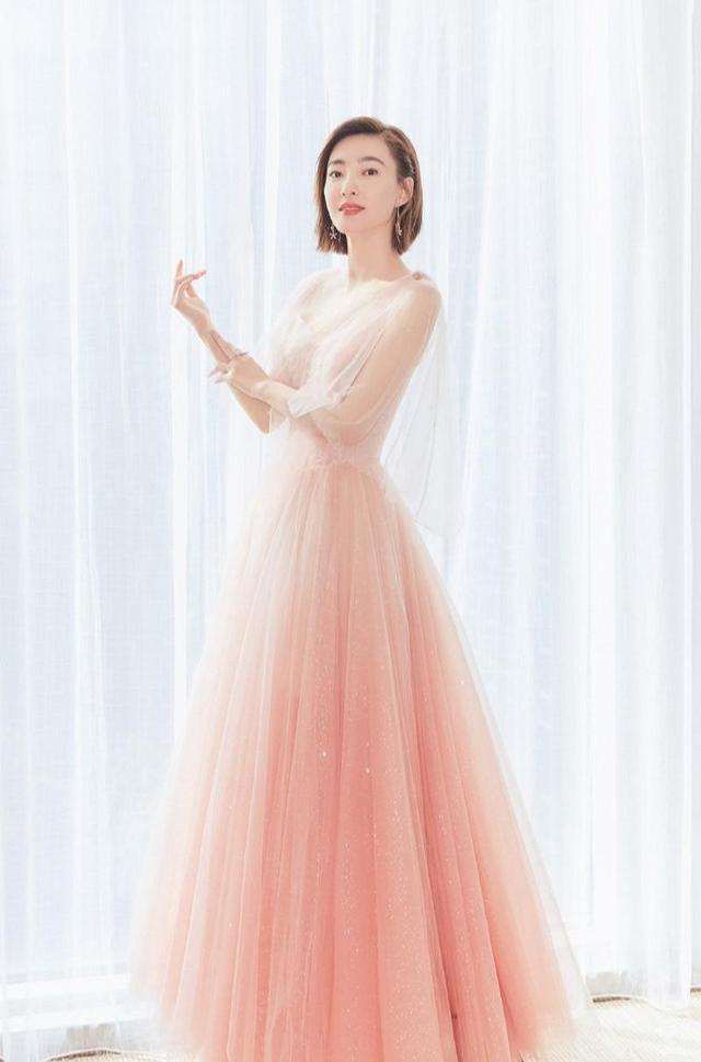 王丽坤越来越美，穿粉色轻纱裙女人味十足，美得高级又有仙气_身体