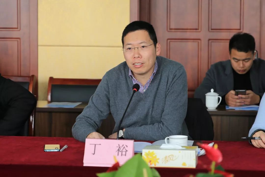 镇党委副书记,镇长丁裕汇报苎东美丽乡村建设情况