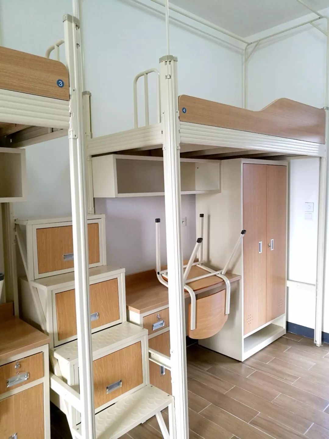 宿舍每间住4人,**下桌(床长198cm,宽90cm),每个床位都配有一个衣柜.