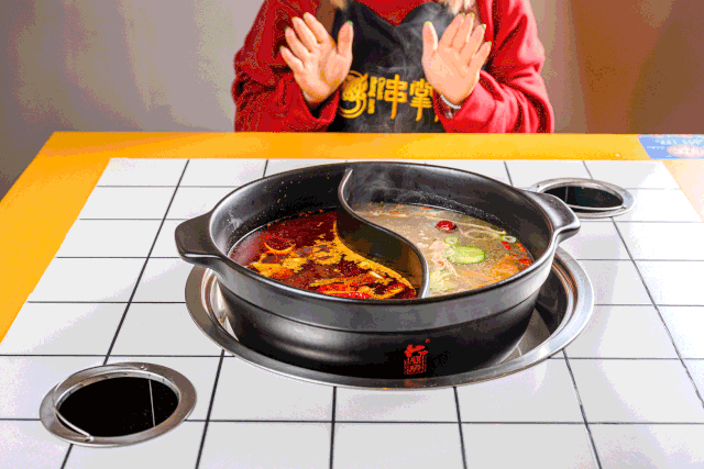 这里有 近10种锅底挑选「鸳鸯锅」绝对是闭眼点.