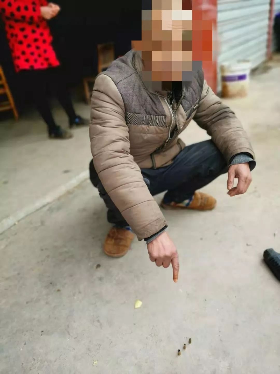 隐患 2019年12月25日,民警在某村民李某某家中 发现 一支已改装射钉枪