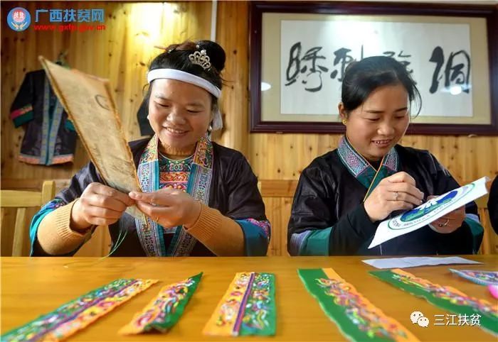 图为12月26日,在三江侗族自治县独峒镇唐朝村的"侗娘手工坊"绣娘们忙
