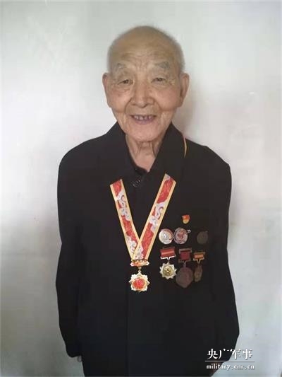 90岁特等功臣郑土旺:深藏功名64年,曾上战场九死一生_老人