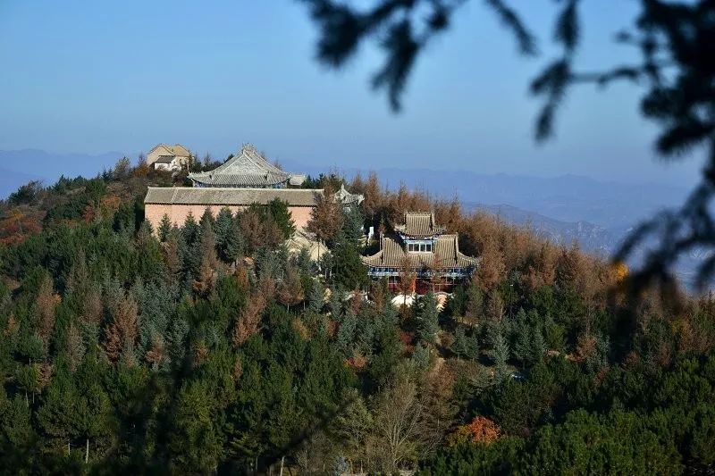 据碑文载"太统山以灵异著,毓烟环雾锁,顶灯连天,朝云而暮雨,太统之