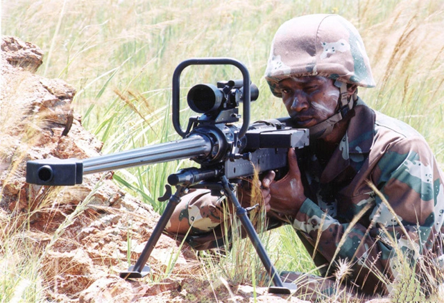 南非ntw-20反器材狙击枪,运用机关炮的技术,可以打人打车打外星人