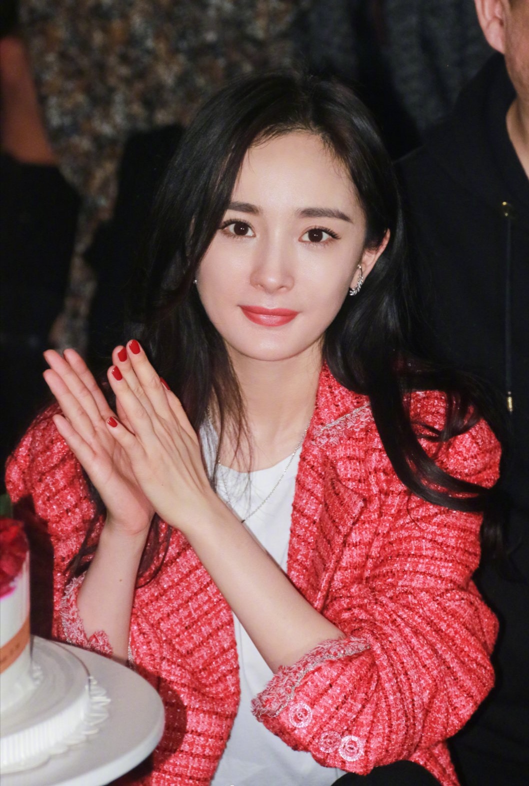 杨幂生图真美玫红香风外套搭配白t恤超减龄不愧是会穿的辣妈