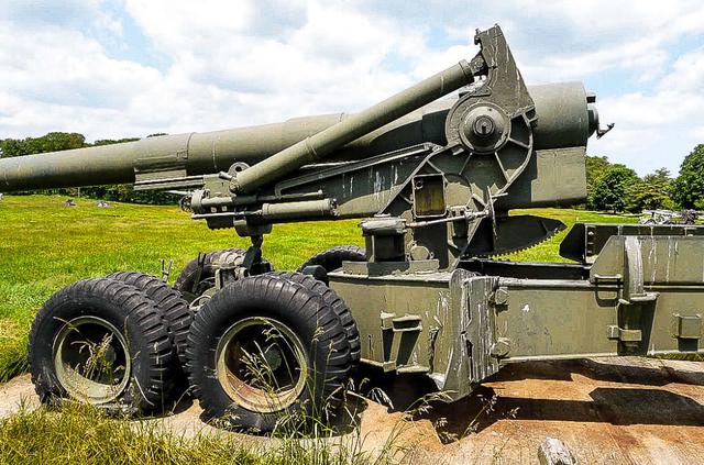 美国m110式203毫米自行榴弹炮,能够发射核炮弹的美式自行火炮