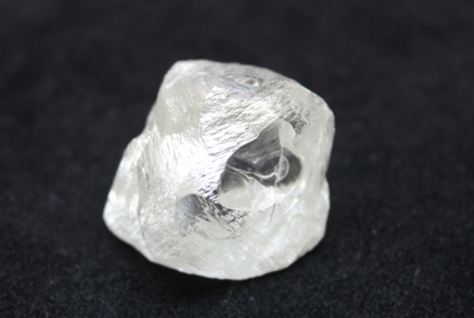 俄罗斯开采一颗190克拉钻石，或形成于20亿年前